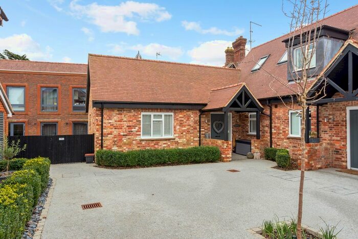 2 Bedroom Mews House To Rent In Langhurstwood Road, Horsham, RH12