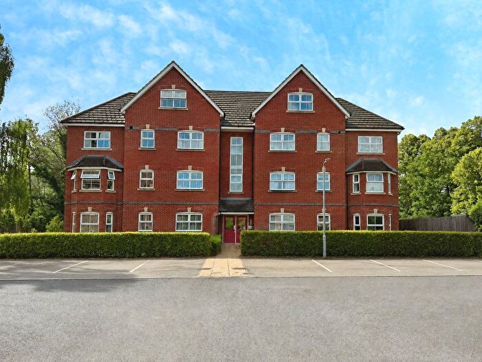 3 Bedroom Flat For Sale In St. Francis Close, Crowthorne, Berkshire, RG45