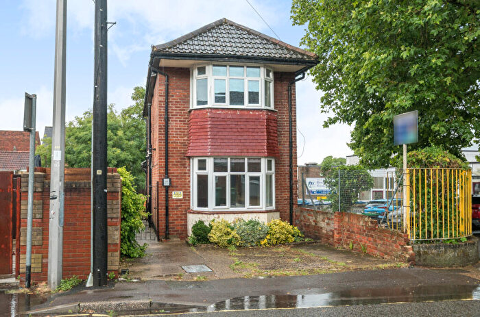 2 Bedroom Detached House For Sale In Cedar Road, Southampton, Hampshire, SO14