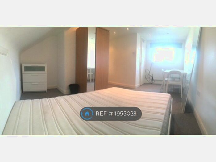 3 Bedroom Maisonette To Rent In Askew Road, London, W12