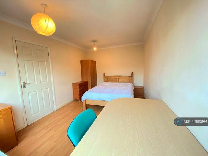 5 Bedroom Semi-Detached House To Rent In Southway, Guildford, GU2