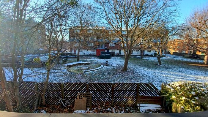 2 Bedroom Flat To Rent In Worthington House, London, SW2