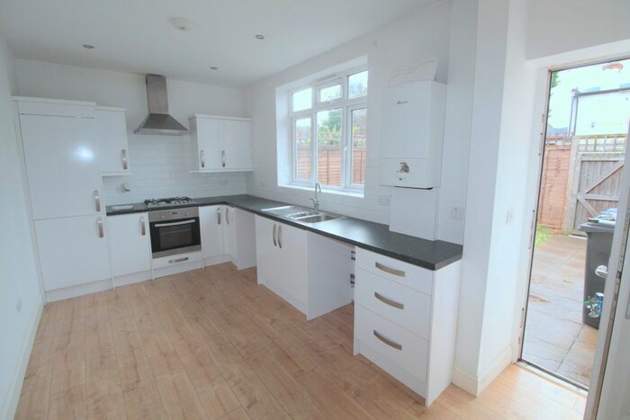2 Bedroom Flat To Rent In High Road, Byfleet, West Byfleet KT14