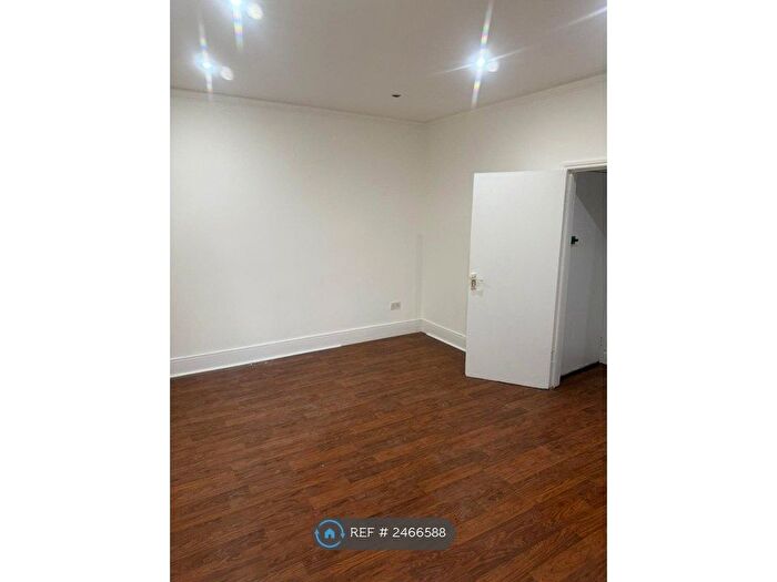 Studio To Rent In Goodmayes, London, IG3