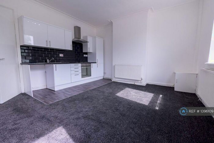 3 Bedroom Flat To Rent In Roundhay Road, Leeds, LS8