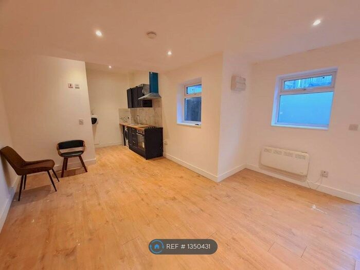 Studio To Rent In Queens Road, London, SE15