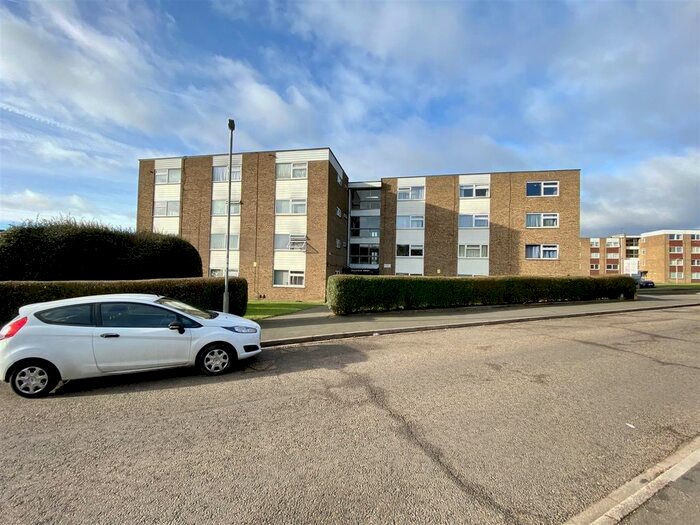 Studio To Rent In Handcross Road, Luton LU2