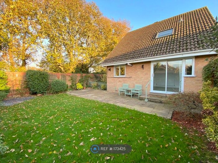 3 Bedroom Semi-Detached House To Rent In Sandbanks Way, Hailsham, BN27