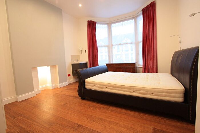 3 Bedroom Flat To Rent In Oakfield Road, CR0