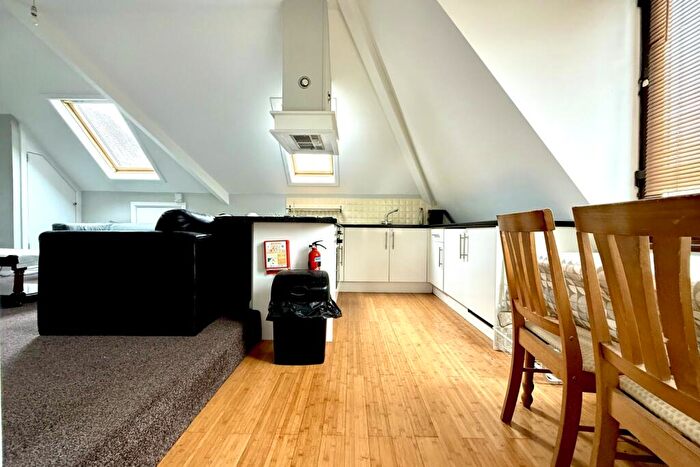 2 Bedroom Flat To Rent In Cyncoed Road, Cyncoed, CF23