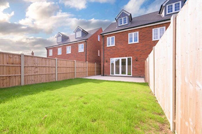 3 Bedroom Semi Detached House For Sale In Stanton Close, Desborough, Kettering, NN14