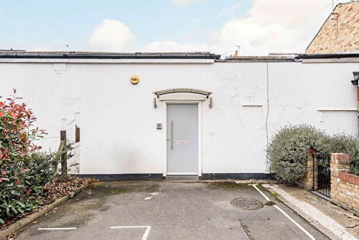 2 Bedroom Flat To Rent In Colne Road, Twickenham, TW2