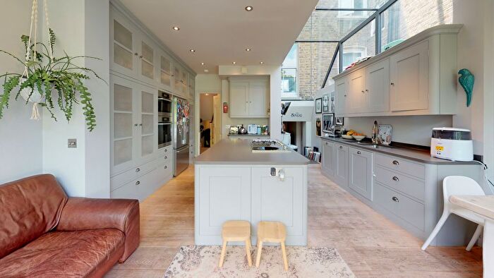 4 Bedroom Town House To Rent In Powerscroft Road, Hackney/ Clapton, E5