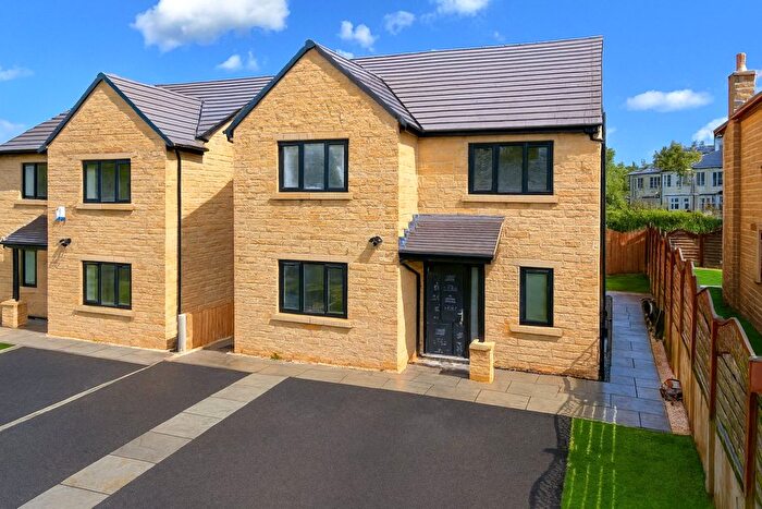 4 Bedroom Detached House For Sale In Bradford Road, Cottingley Bridge, Bingley, West Yorkshire, BD16