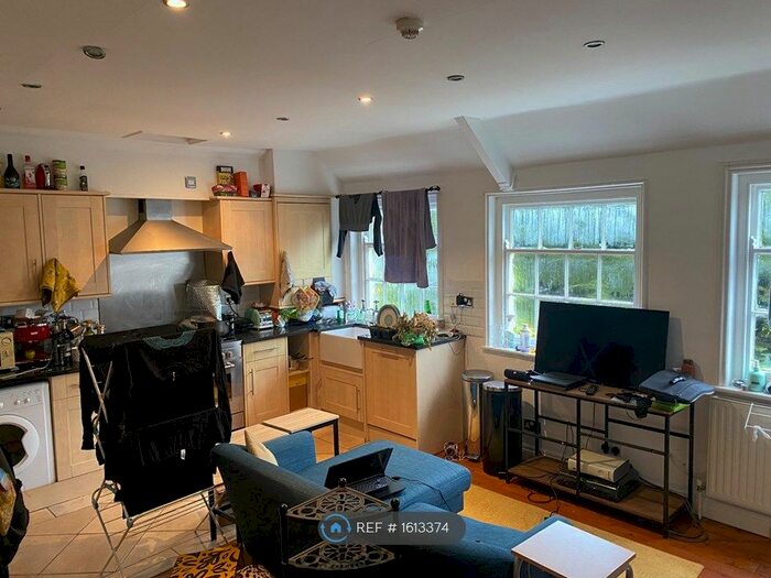 2 Bedroom Flat To Rent In Holgate House, York, YO24