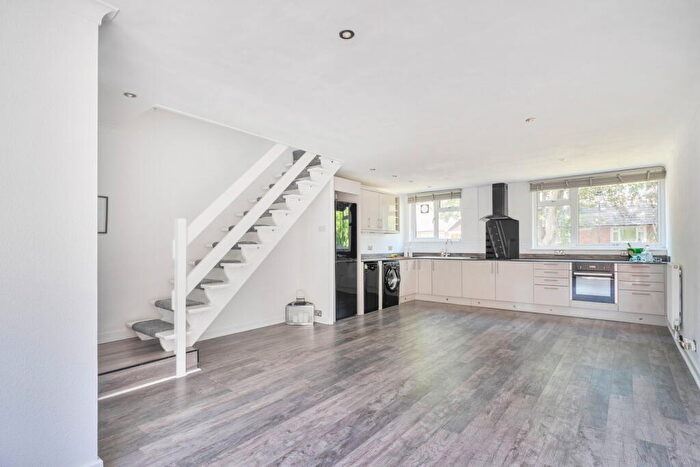 2 Bedroom Flat For Sale In Caveside Close, Chislehurst, BR7