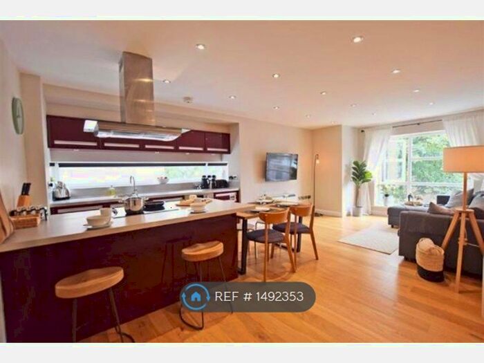 2 Bedroom Flat To Rent In Wilmslow Road, Manchester, M20