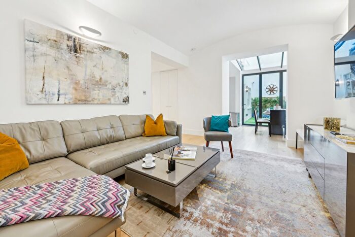 3 Bedroom Flat To Rent In Ennismore Gardens, Knightsbridge, SW7