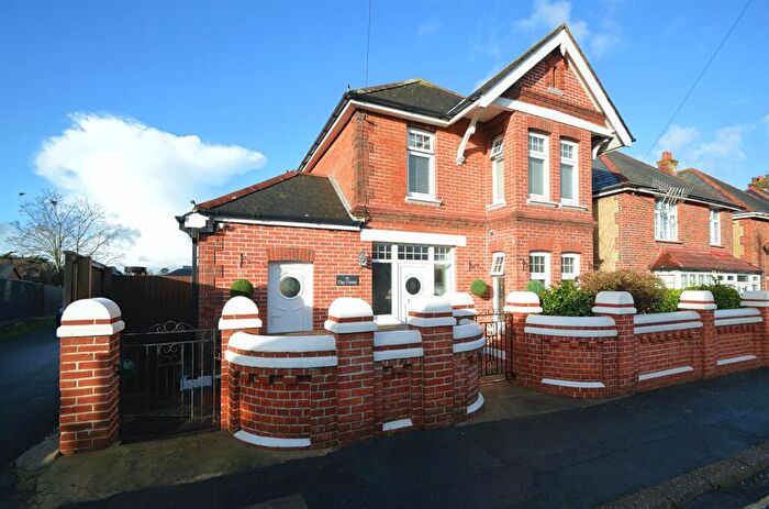 3 Bedroom Detached House For Sale In Ideal Family Home * Lake, PO36