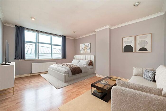 1 Bedroom Studio For Sale In Lewisham Way, New Cross, SE14