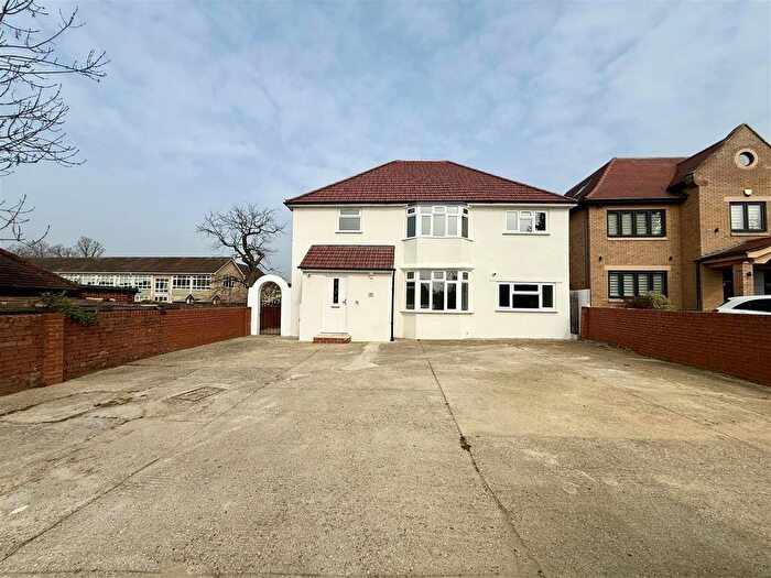 8 Bedroom Detached House To Rent In Langley Road, Slough, SL3