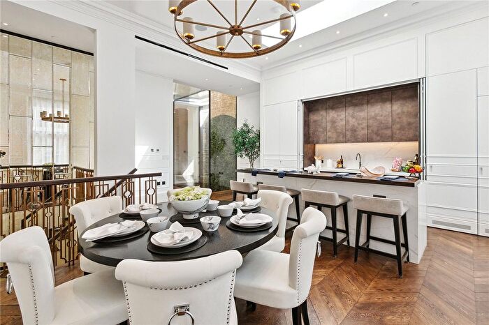 3 Bedroom Flat To Rent In Vicarage Gate, Kensington, W8