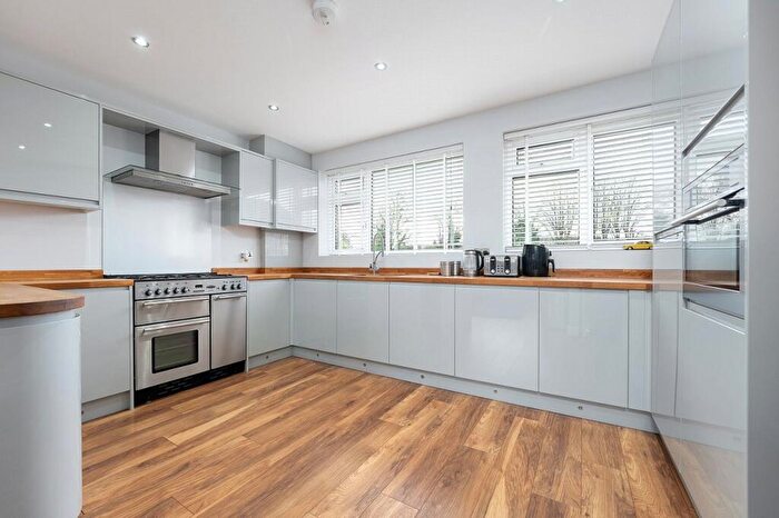 2 Bedroom Maisonette For Sale In Millside, Carshalton, SM5