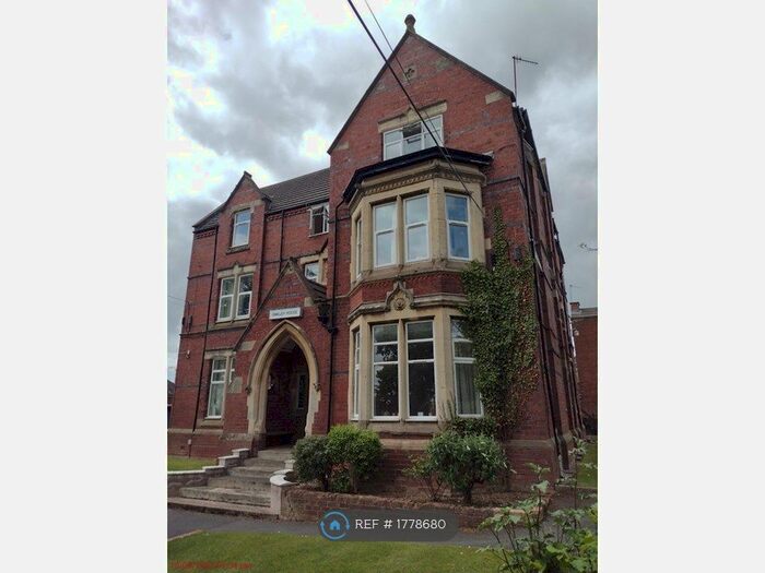 2 Bedroom Flat To Rent In Oakley House, Bromsgrove, B60