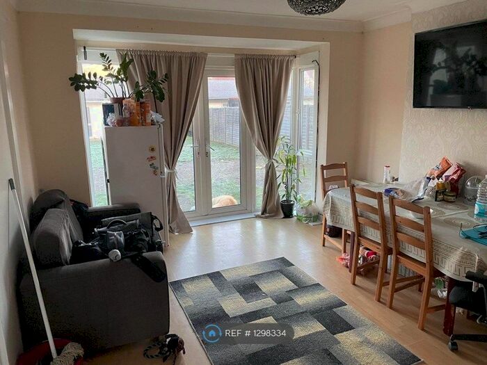 4 Bedroom Semi-Detached House To Rent In The Highlands, Edgware HA8