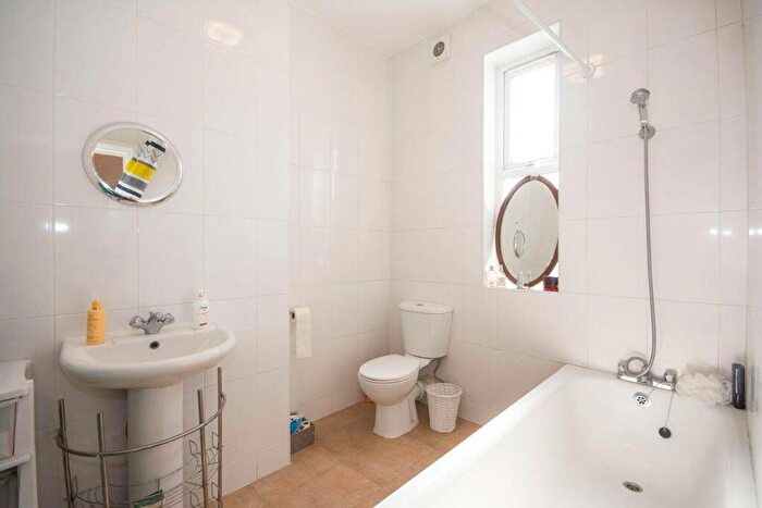1 Bedroom Flat To Rent In Lavender Hill, Battersea, SW11