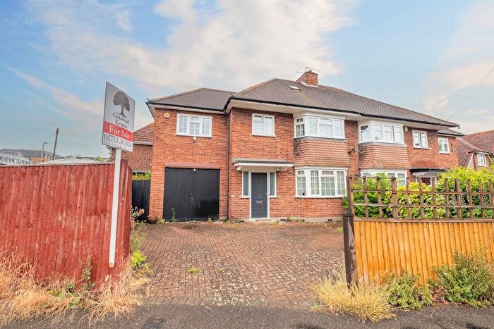 3 Bedroom Semi Detached House For Sale In Merton Road, Slough, SL1