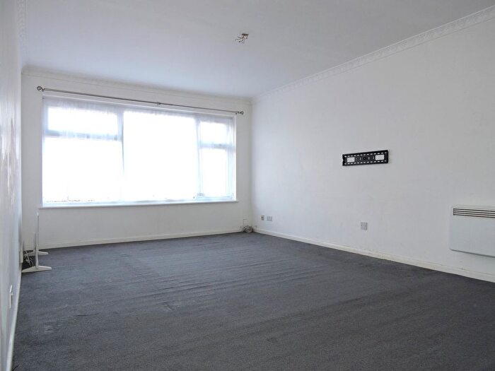 2 Bedroom Flat For Sale In Putney Road, Enfield, Middlesex, EN3