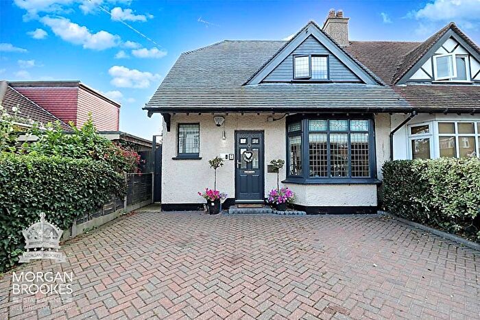 3 Bedroom Semi-Detached House For Sale In Homestead Gardens, Hadleigh, SS7