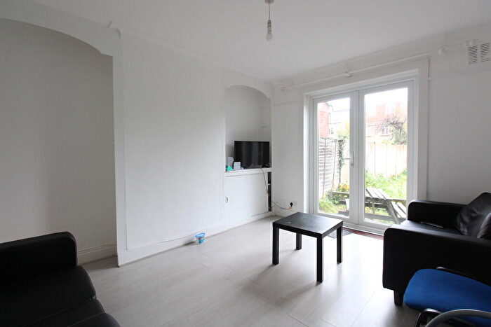 4 Bedroom Semi-Detached House To Rent In Ripstone Gardens, Southampton, SO17