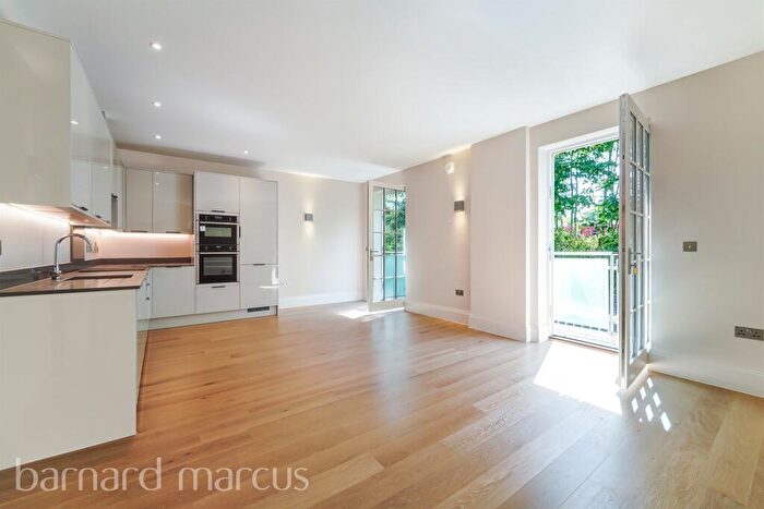 2 Bedroom Apartment For Sale In Crummock Chase, Surbiton, KT6