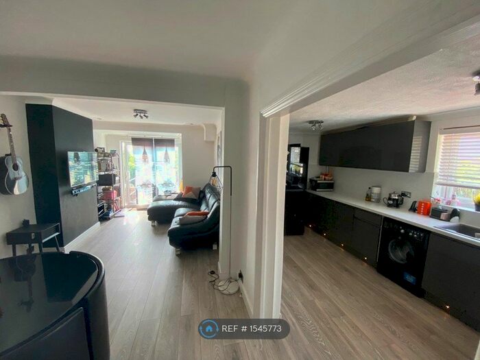 3 Bedroom Maisonette To Rent In London Road, Ashford, TW15