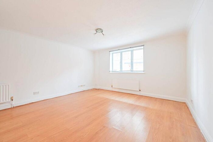 1 Bedroom Flat To Rent In Compass Point, , Canary Wharf, E14