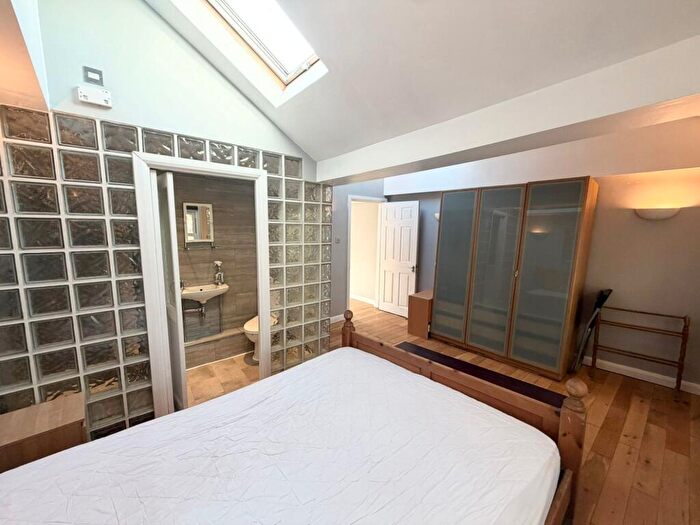 3 Bedroom Flat To Rent In Kennington, SE11