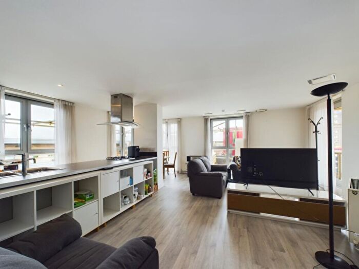 2 Bedroom Flat To Rent In Garand Court, Eden Grove, London, N7