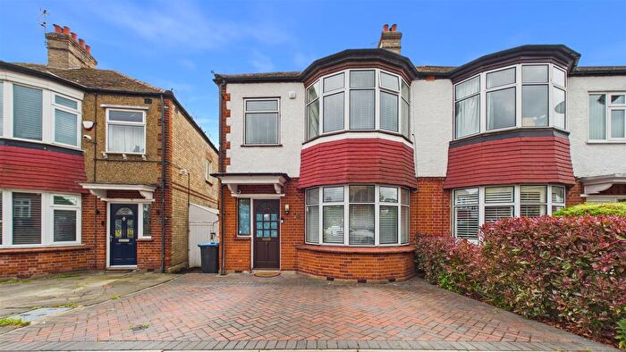 3 Bedroom Semi Detached House For Sale In Ridge Crest, Enfield, EN2