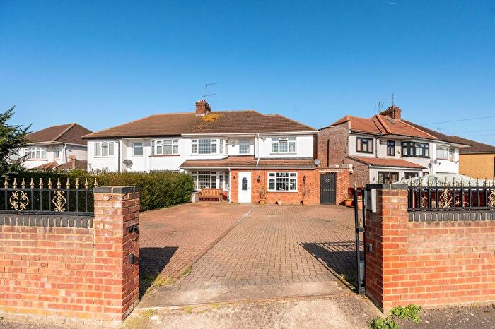 5 Bedroom Semi Detached House For Sale In Cranbourne Close, Cippenham Green, Slough, SL1