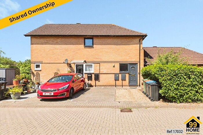 2 Bedroom Flat For Sale In Gramwell, Milton Keynes, MK5