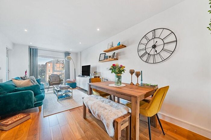1 Bedroom Flat For Sale In Bradley Road, Clapham, London, SW4