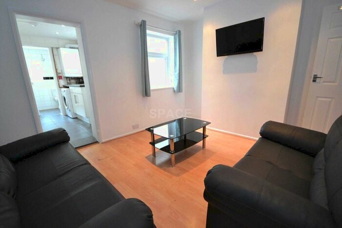 4 Bedroom Terraced House To Rent In Chesterman Street, Reading, RG1