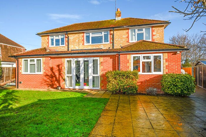 4 Bedroom Detached House For Sale In Florence Close, Walton-On-Thames, KT12