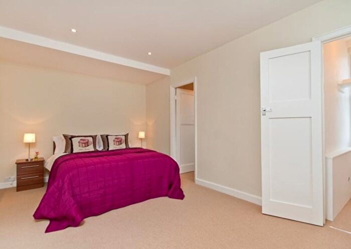 1 Bedroom Flat To Rent In Hill Street, London, Greater London, Mayfair, W1J