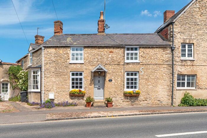 2 Bedroom House For Sale In Oxford Street, Woodstock, OX20