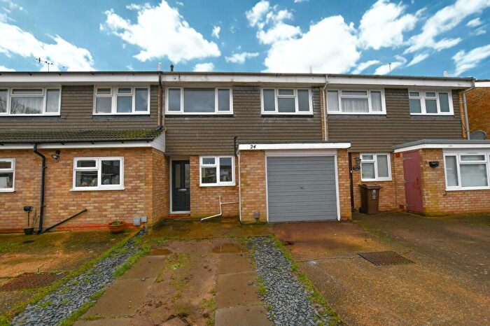 3 Bedroom Terraced House To Rent In Chantry Lane, London Colney, AL2