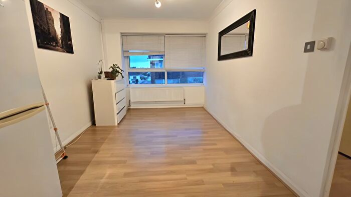 3 Bedroom Flat For Sale In Eastern Avenue, Ilford, IG2