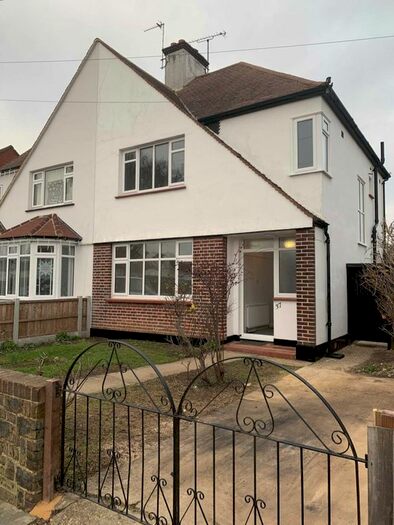 3 Bedroom Semi-Detached House To Rent In Poyning Avenue, Southend On Sea, SS2